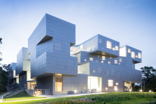 爱荷华大学视觉艺术馆：垂直多孔结构 / 斯蒂文·霍尔建筑师事务所