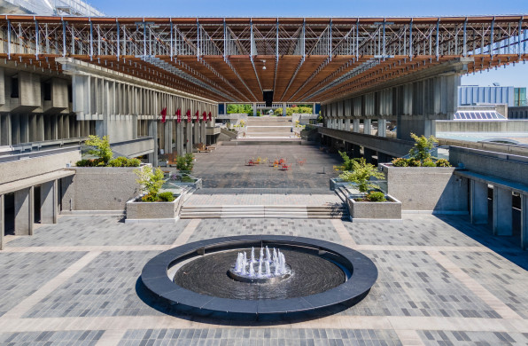 西蒙菲莎大学本那比校区广场改造 / PUBLIC: Architecture + Communication
