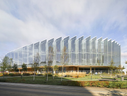 赫尔佐格与德梅隆新作：阿斯利康制药研发中心，悬浮通透的玻璃“圆盘”