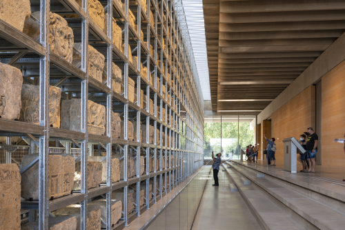 福斯特新作：Narbo Via古罗马文物博物馆，“宝石墙”贯穿内部空间