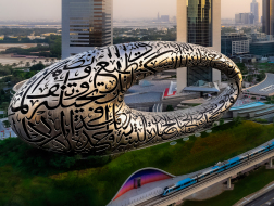 迪拜未来博物馆竣工，绿坡上屹立“未来之环”