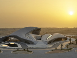 扎哈遗作正式启用：BEEAH集团新总部，沙漠中的“人造沙丘”
