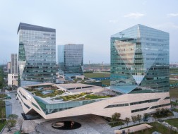 水晶般体量切割：上海临港新片区创晶科技中心 / ennead