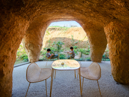 石上纯也新作：洞穴中的“家与餐厅”