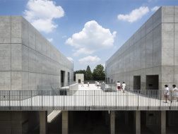 全混凝土打造的音乐厅：早稻田大学高等学院礼堂楼 / 日建设计