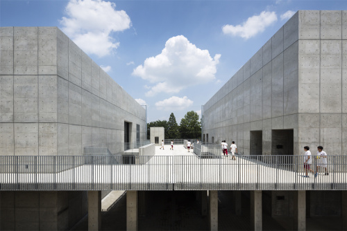 全混凝土打造的音乐厅：早稻田大学高等学院礼堂楼 / 日建设计