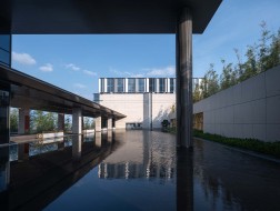 长廊方院：张家港精神文明建设研究与交流中心 / 上海实现建筑设计事务所