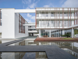 水园漫步：广东建邦杭萧装配式建筑产业园 / 华工设计院
