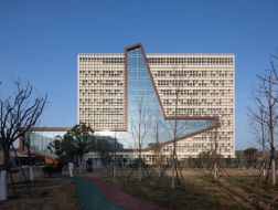 消化知识的容器：漯河食品职业学院图书信息综合楼 / 华工设计院