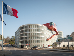 白纱上的红领结：Q-Park Ravet停车楼与观景台 / Hérault Arnod Architectures
