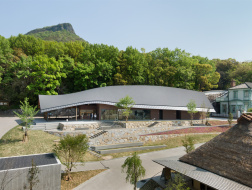 四国村博物馆入口建筑：流动的坡屋顶 / kousou Inc.