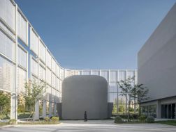 “面纱”中的光影合奏：奉贤齐贤耶稣堂 / Wutopia Lab