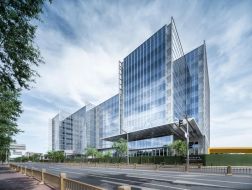 摩天工厂：北京天空之境·产业广场 / 维思平建筑设计