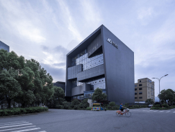折叠工厂：台州聚丰机车总部 / hypersity architects殊至建筑