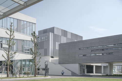 少年与校园：宁波市古林职业高级中学 / 如是建筑