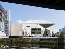 OMA首个英国公共项目建成：“工厂国际”Aviva工作室