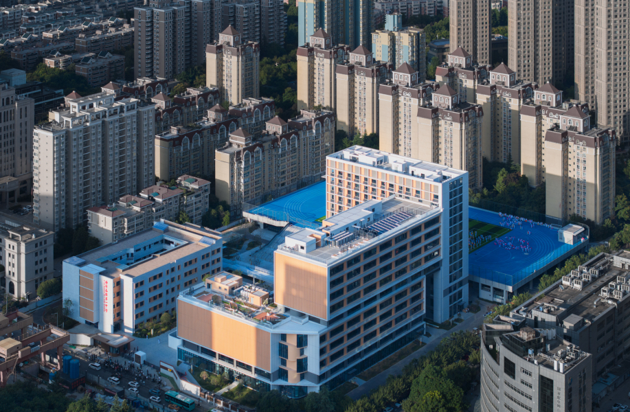 立体“书山绿岛”:西安高新一中(高中部)改扩建暨社会共享停车场建设项目 / 中建西北院 屈培青工作室