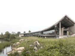 山下两道弯：日照驻龙山游客中心 / Aurelien Chen+中建设计城乡风景院
