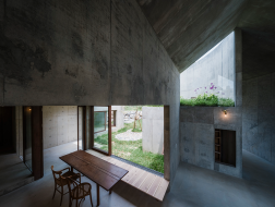环绕庭园的空间游戏：House in Sonda / STUDIO COCHI ARCHITECTS