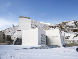 西藏唐卡艺术博物馆：向山与天空 / AND Studio