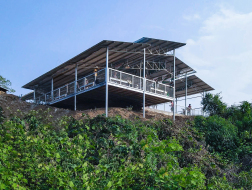 云南乡村，飞翔陀螺场 / 众建筑