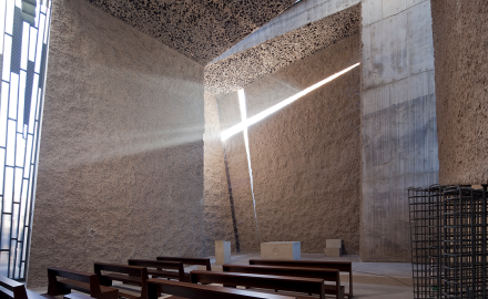 光线切开巨石：西班牙Las Chumberas教堂 / Fernando Menis