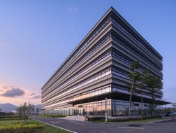 海边的水平线：珠海高栏港综合保税区综合服务楼及查验检疫设施项目 / CCDI悉地国际