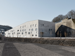 像一块矿石，无言而丰富：法国L'Arche文化中心 / K Architectures