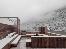 雪山下的栖身所：星山月影悬崖民宿 / 万谦集设计