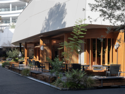 Under Clouds半山腰餐厅 / LivFAMA