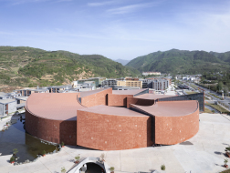 麦积山游客服务中心 / 朱小地工作室+北京建院