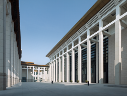gmp改造类作品：中国国家博物馆改扩建，历史柱廊后的新建筑