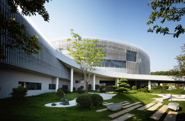 博风建筑+上海市政院新作：深圳光明环境园，变“废”为景