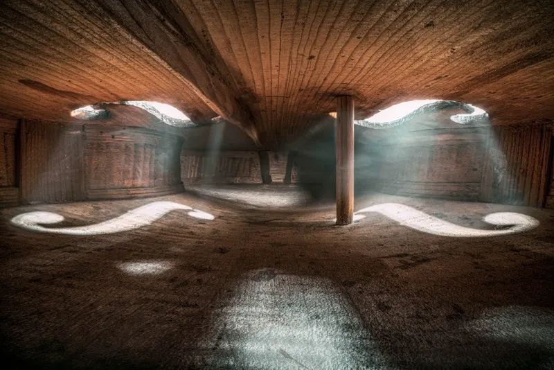隐藏的乐器内部，仿佛旧世界建筑的秘密房间